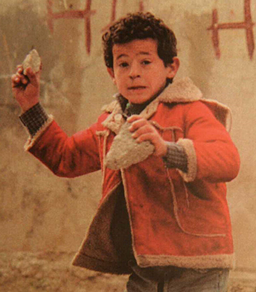 Birinci İntifada’nın ve tarihin en ikonik fotoğraflarından birinin kahramanı, Remzi Hüseyin Ebu Rıdvan, "Taşın çocuğu (Child of the Stone)" olarak biliniyor.