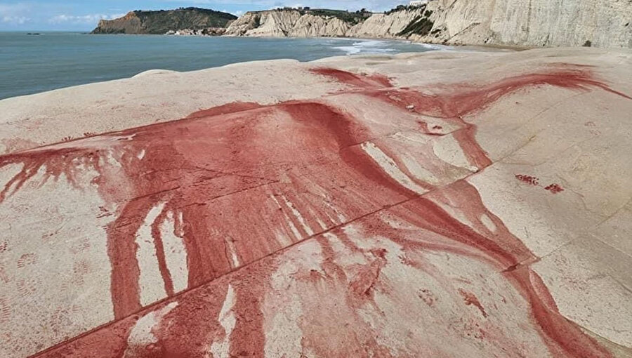 Kırmızı alçı tozu dökülmüş