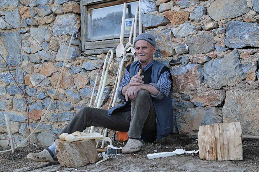 Hobi olarak baston yapmaya başladı