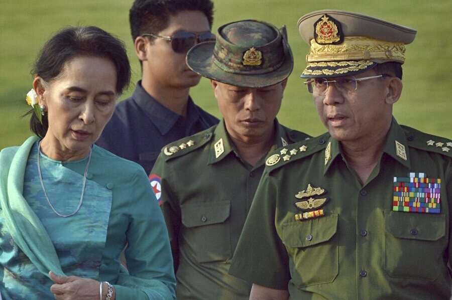 Dışişleri Bakanı Aung San Suu Çii (solda) Genelkurmay Başkanı Min Aung Hlaing ile birlikte, 2016.