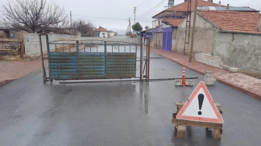 Yolu trafiğe kapattı