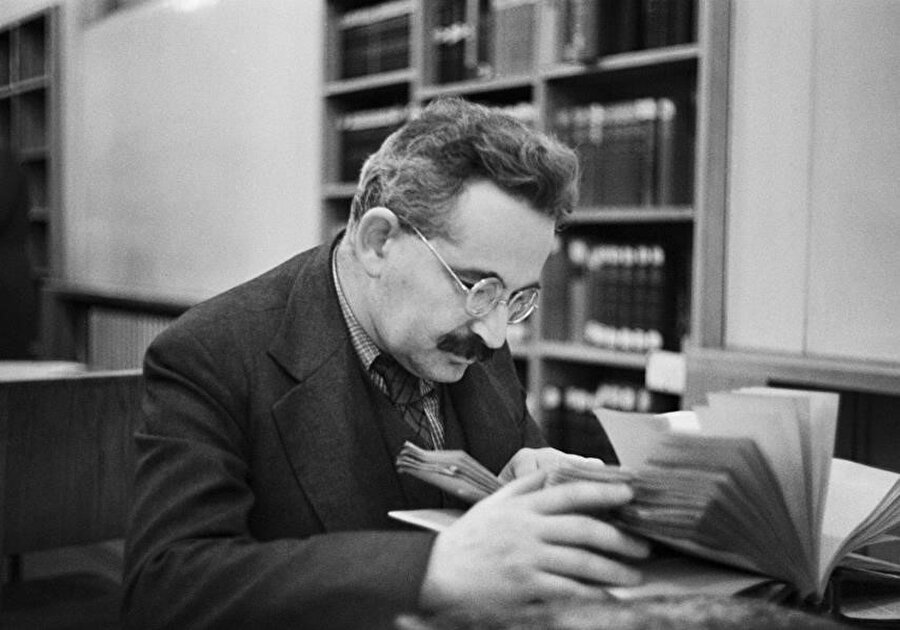 Walter Benjamin'in "Sol Melankoli" makalesinden yola çıkarak oluşturduğu ve Solun Melankolisi adını verdiği eserinde Enzo Traverso, sol melankoli tanımını oldukça zenginleştiriyor. 