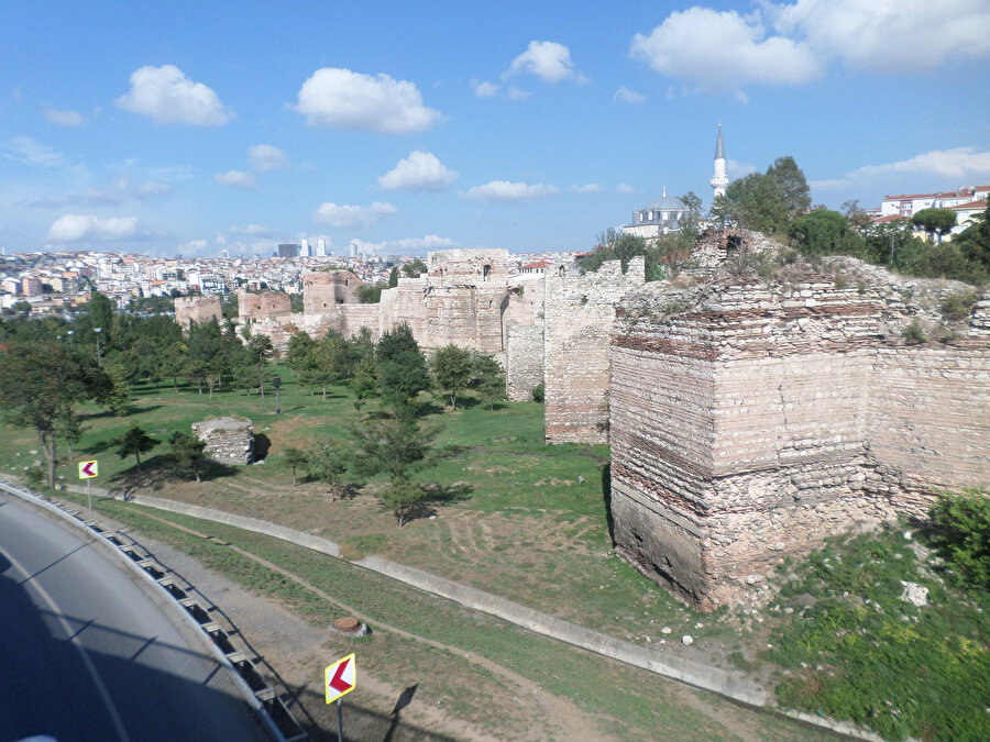 Komnenos Surları.