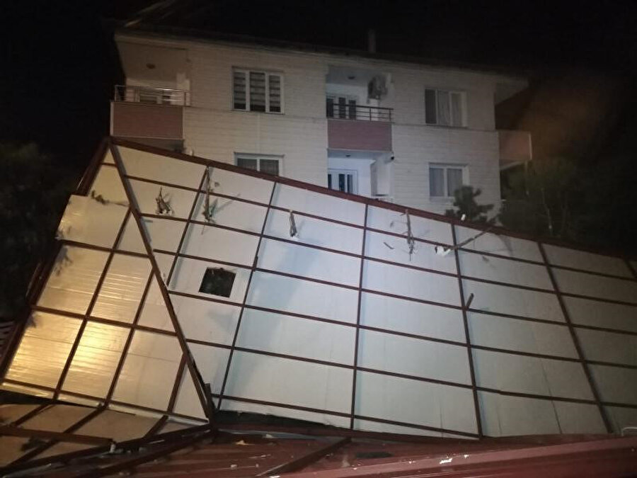 İzmir'de uçan çatı elektrik tellerini kopardı