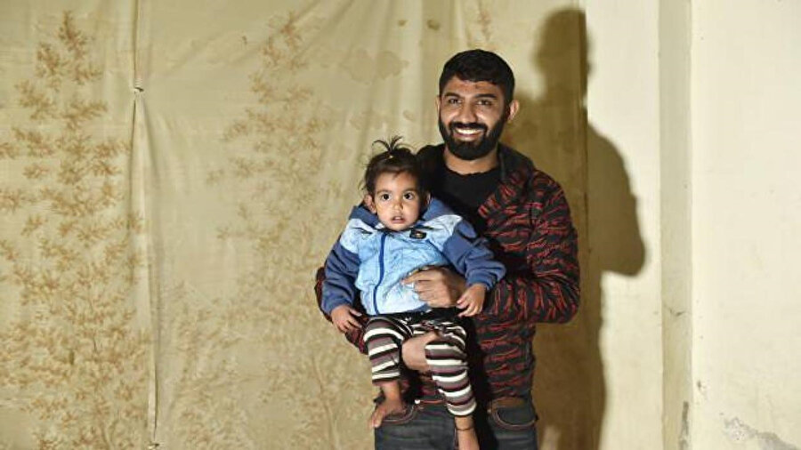"Kiralar çok yüksek olduğu için üç aile toplam 12 kişi bu küçücük evde yaşamak zorunda kaldık."
