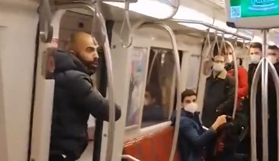 Metroda kadınlara bıçak çektiği anlar