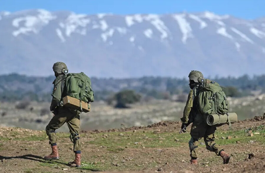 İsrail Savunma Kuvvetleri paraşütçüleri, kuzey Golan Tepeleri'ndeki eğitim alanında bir tugay tatbikatında, 12 Ocak 2022.