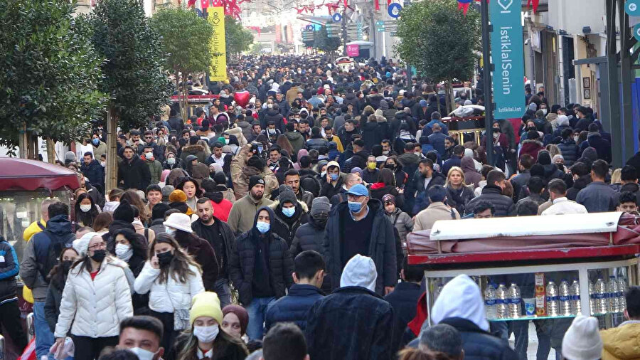 Güneşi gören Taksim’e akın etti: Adım atacak yer yok