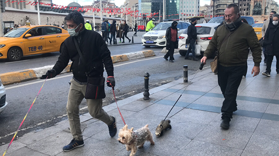 Görenler şaşkına döndü: Taksim'de tasma takıp gezdi