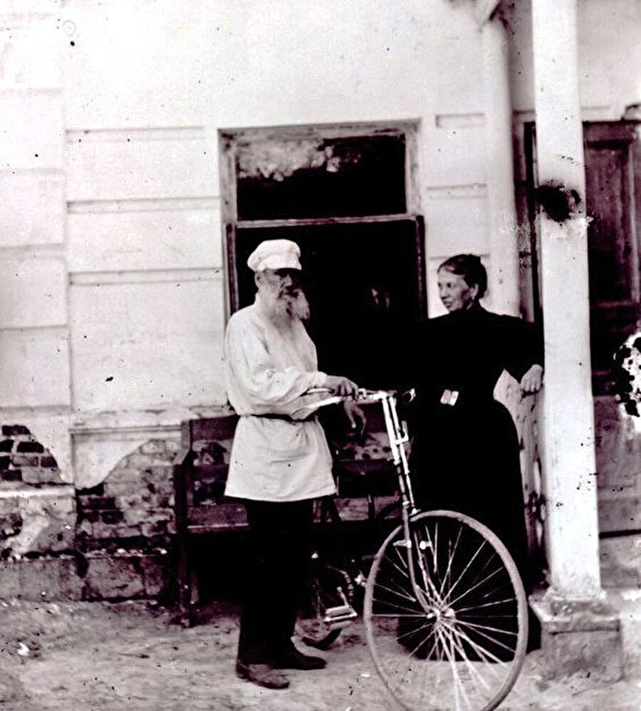 Tolstoy, 65 yaşında sevgili küçük oğlu öldükten sonra bisiklete binmeyi öğrendi.