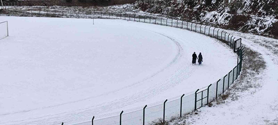Görenleri şaşkına çevirdi: Soğuğa aldırış etmeden stadyumda yürüyüşe çıktılar