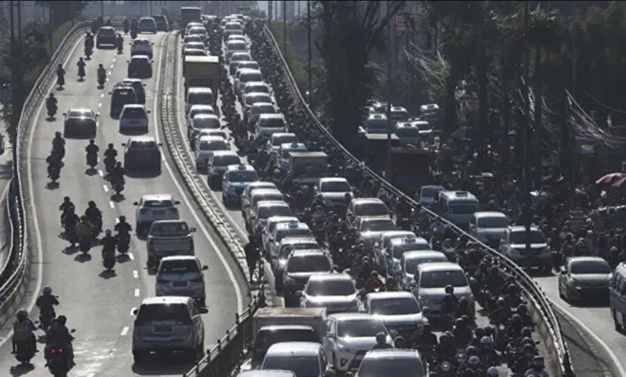 Jakarta'da trafiğin yoğun olduğu saatlerde araçlar uzun sıkışıklığa yakalanıyor. Nusantara adlı yeni başkent, Jakarta'nın bazı problemlerini gidermeyi amaçlıyor.