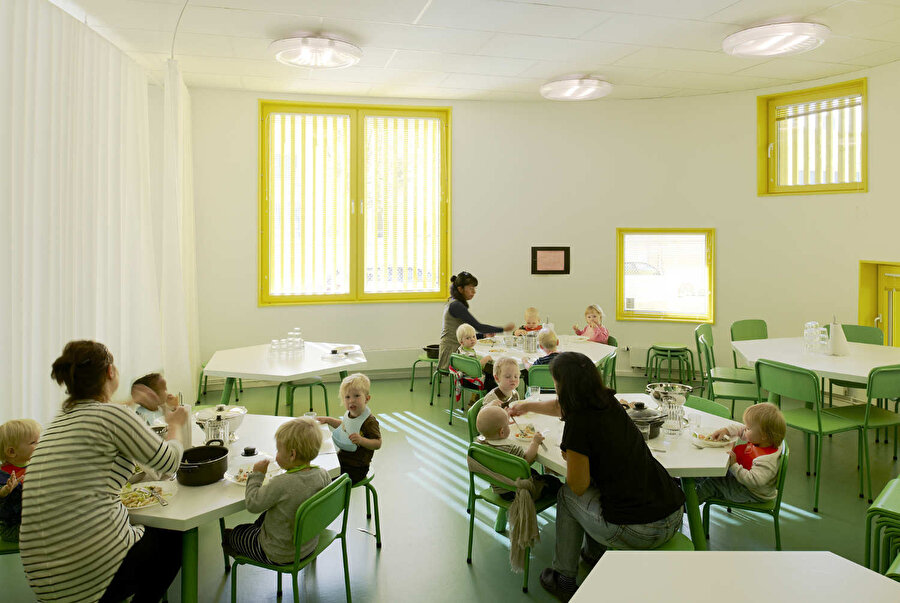 Her katta, üç farklı sınıfın yanı sıra oyun oynamak ve öğrenmek için ortak alanlar buluyor.