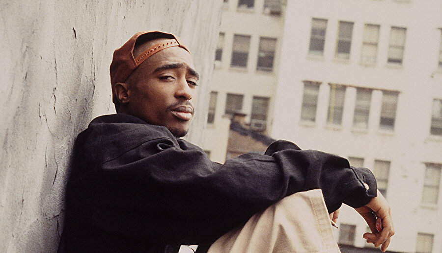 Batı yakası ya da namı diğer West Coast. Tupac, temsil ettiği rap kültürünün lideri olmayı başarmıştı.