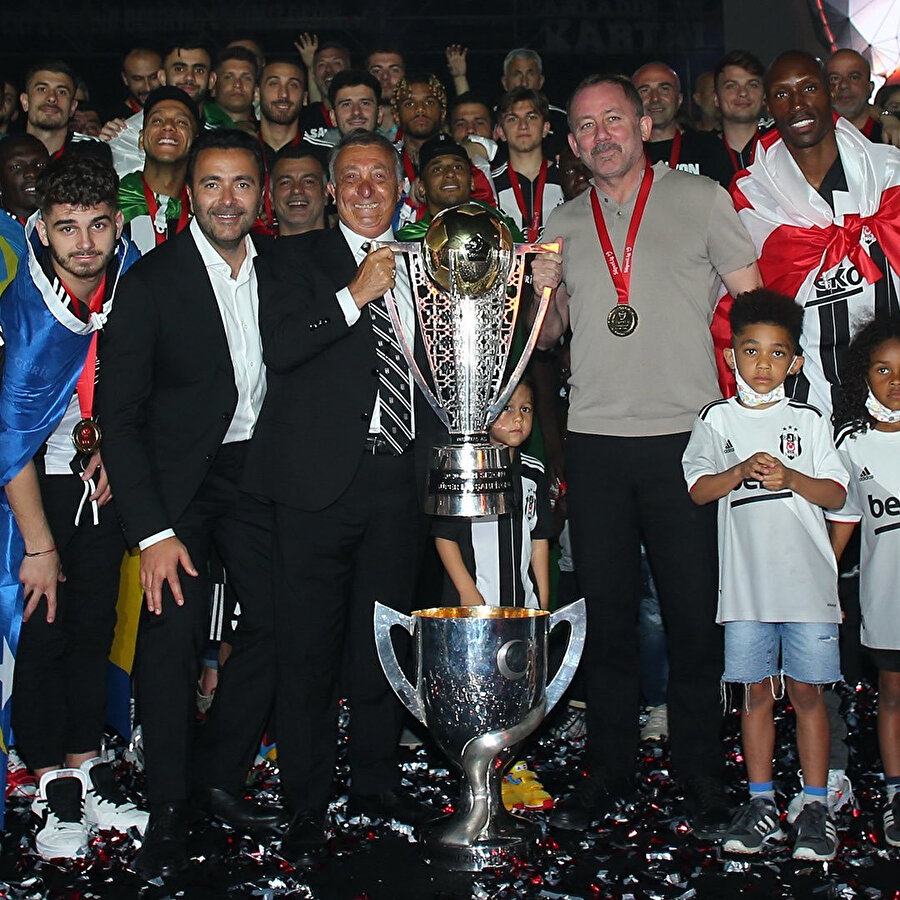Sergen Yalçın, geçtiğimiz sezon Beşiktaş ile Süper Lig ve Türkiye Kupası şampiyonluğu yaşamıştı.