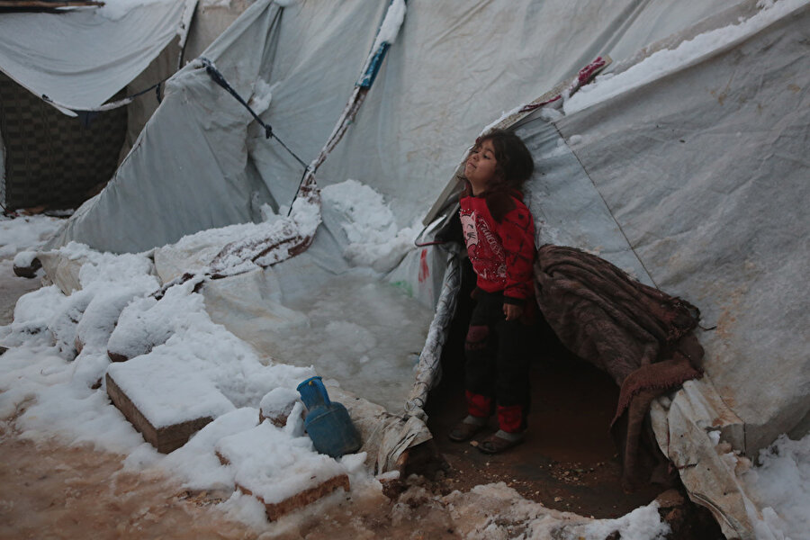 Çocuklar kadınlar uyurken çadır üzerlerine çöktü. 50 kadar çadır zarar gördü.