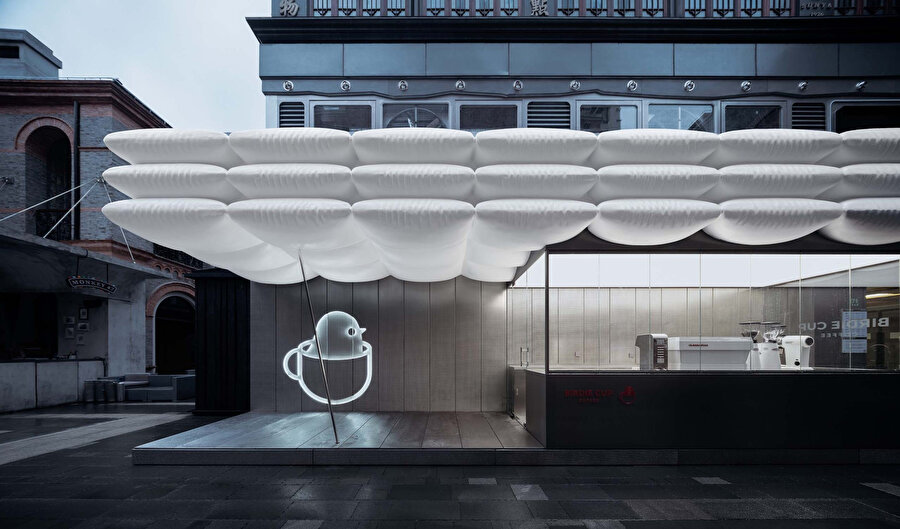 Yapı, yoğun nüfusun olduğu bir şehirde yer alıyor.