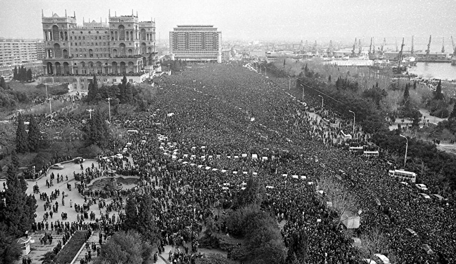 Sovyet yönetimini protesto eden binlerce Azerbaycanlı, Bakü'nün Azadlık Meydanı'na akın etti.