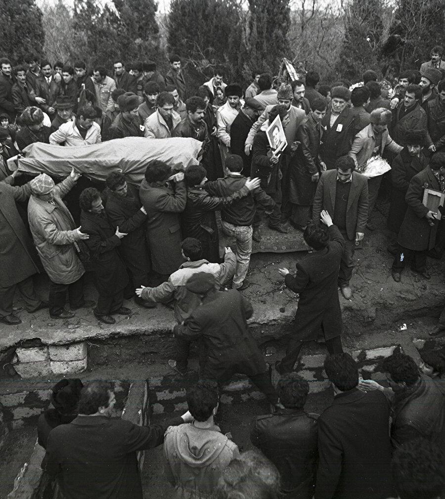 Katliamda hayatını kaybedenler, binlerce kişinin katıldığı törenlerde omuzlarda taşınıp defnedildi.