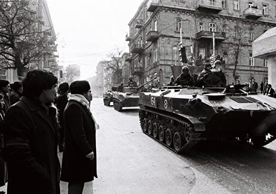 26 bin kişilik Sovyet ordusu, zırhlı araçlarla 5 yönden Bakü'ye girdi.