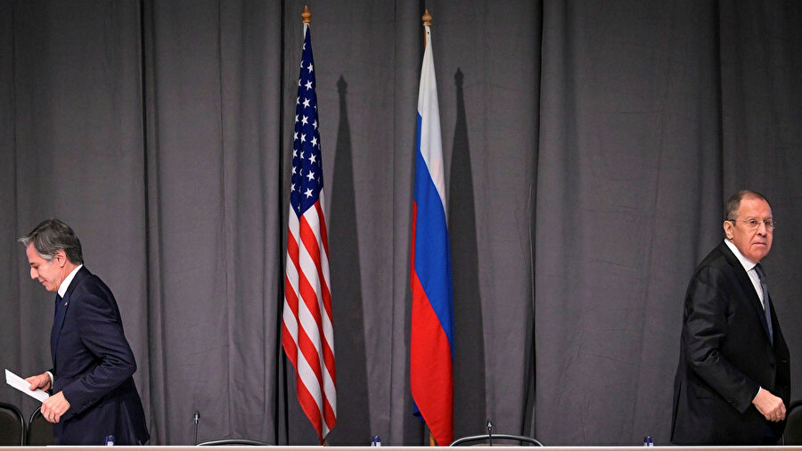 ABD Dışişleri Bakanı Antony Blinken ve Rusya Dışişleri Bakanı Sergey Lavrov (sağda)