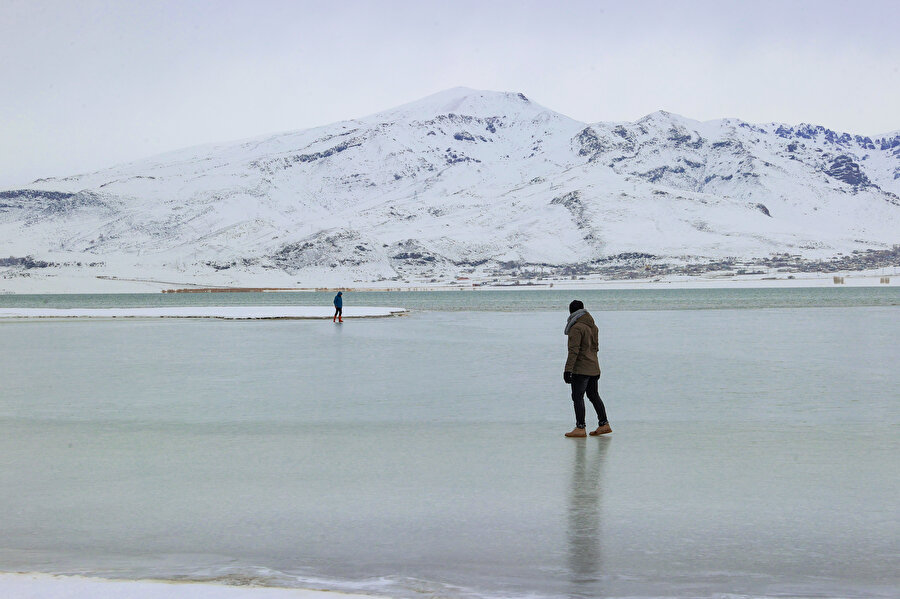 Van Gölü buz tuttu: Hava sıcaklığı eksi 30 dereceyi gördü