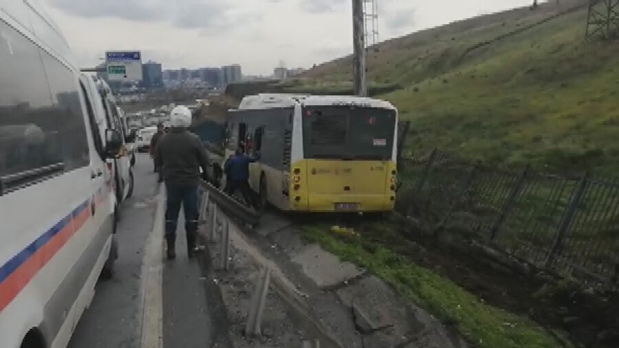 İstanbul'da otobüs yoldan çıkıp bariyerlere çarptı: Çok sayıda yaralı var