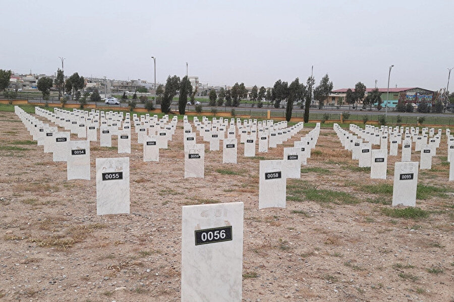 Enfâl Operasyonlarında vefat edenlerin Çemçemal’deki mezarlığı. İsmini Kur’ân’daki “Enfâl” suresinden alan ve “Kimyasal Ali” önderliğinde yönetilen Enfâl Operasyonu sonunda 180 bine yakın Kürt, kimyasal silah saldırıları sonucu öldürülmüştür.