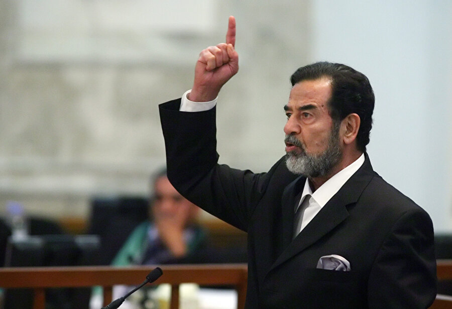 Bir dönemin hakkında hâlâ konuşulan ismi olan Saddam Hüseyin, idam hükmü sonrası mahkeme salonunda tekbirler getirmişti.