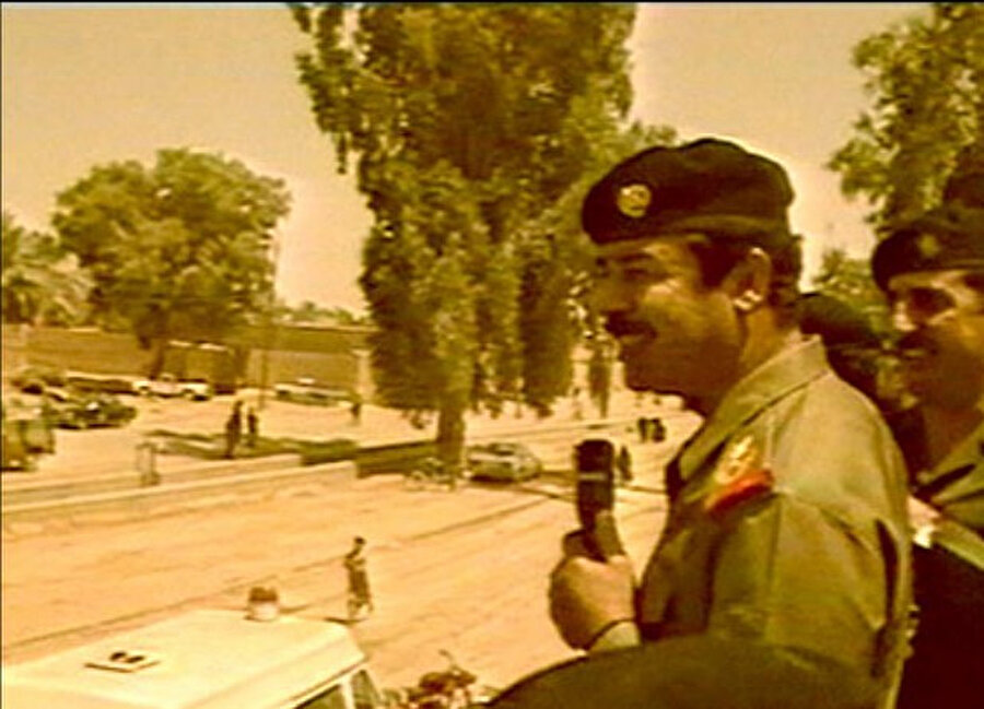 Saddam Hüseyin, Düceyl kasabasında, 8 Temmuz 1982. Düceyl katliamı, 1982'de Bağdat'ın yaklaşık 53 km kuzeyindeki Şii kasabası Düceyl'de Saddam Hüseyin'e düzenlenen suikast girişimi nedeniyle Irak Ordusu tarafından gerçekleştirilmiş ve 140'ın üzerinde Şii'nin ölümüne sebep olmuştur.
