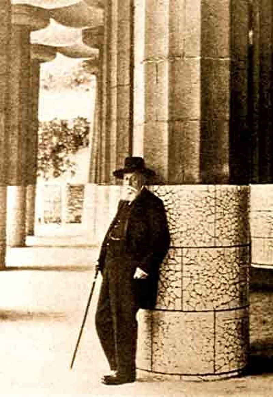 Hipostil Salonu’nda Antoni Gaudi.