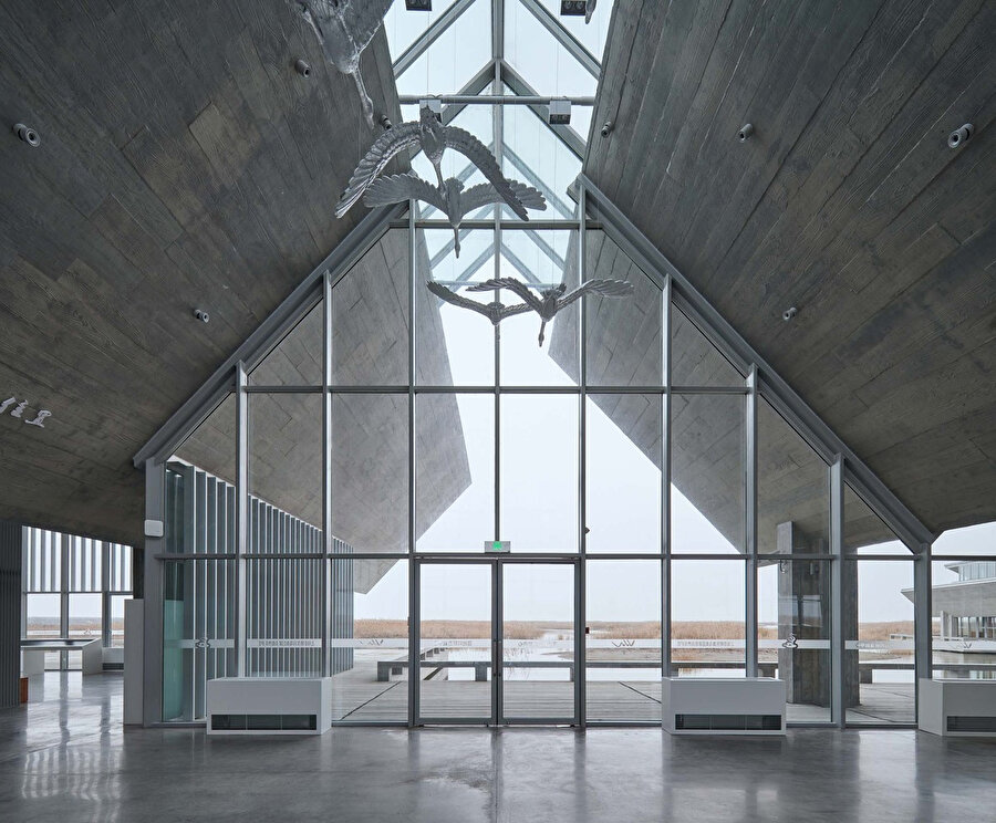 Konsollar ve cam malzeme, yapıya hafiflik ve geçirgenlik kazandırıyor.