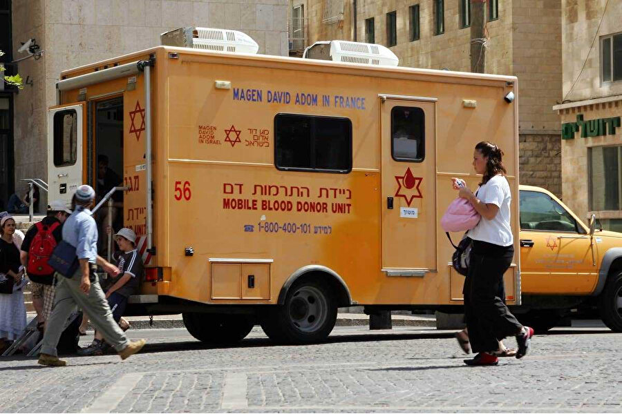 1980’lerden itibaren İsrail’e taşınan Etiyopyalı Yahudilerin kanları İsrail Kan Bankası tarafından düzenli biçimde çöpe atıldı.
