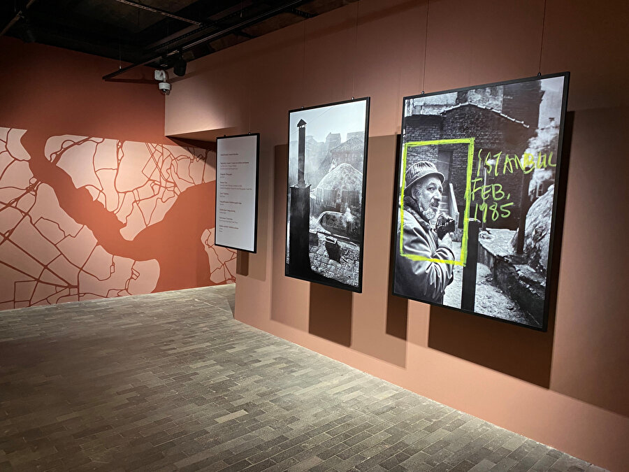 Ara Güler'in kadrajından fotoğraflarla ziyaretçileri İstanbul yolculuğuna çıkarıyor.