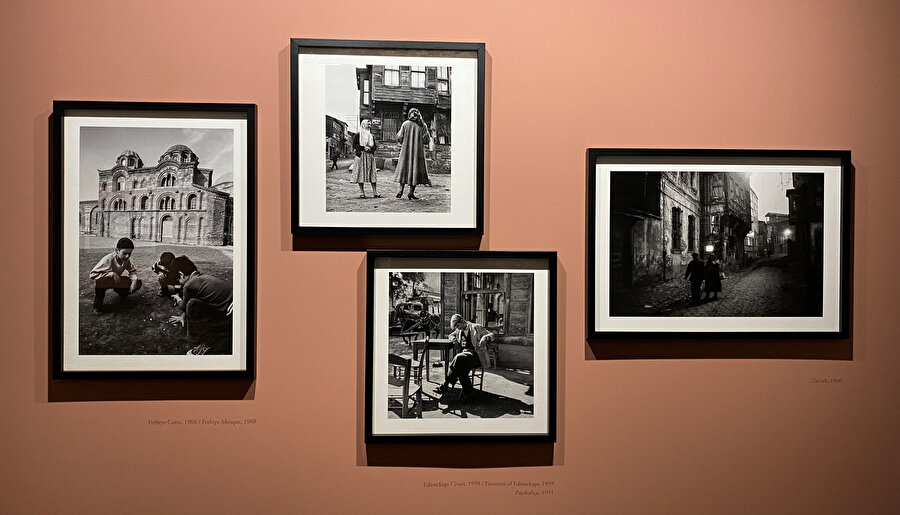 Sergide usta fotoğrafçının 58 farklı siyah beyaz İstanbul fotoğrafı, İstanbul slayt kutuları, Güler Apartmanı'ndan arşiv kutuları Leica fotoğraf makinası kontak baskı örnekleri bulunuyor.