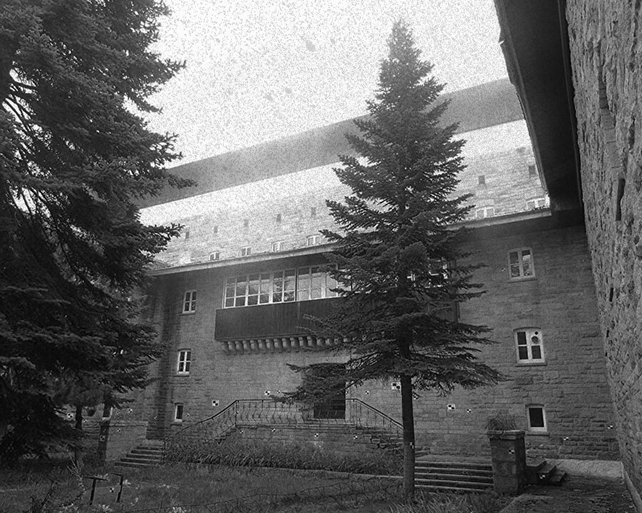 Avludan Bir Fotoğraf (Kaynak: Bursa Belediye Arşivi)