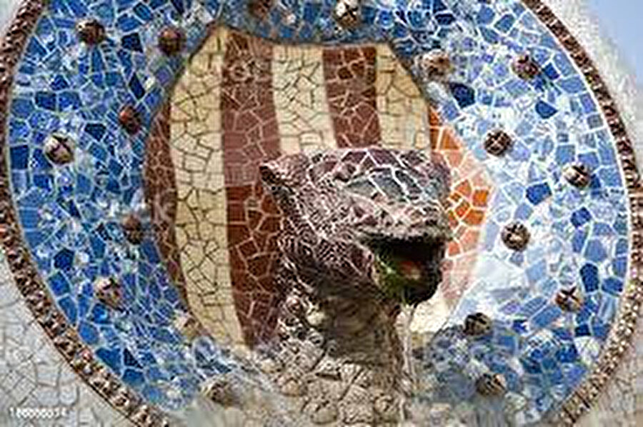 Merdiveni süsleyen bir diğer öne çıkan motif, Katalan bayrağıyla çevrili bir yılanın başıdır.