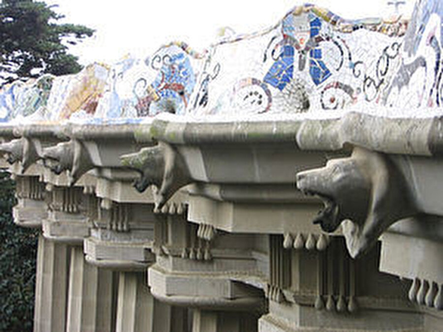Drenaj sisteminin bir parçası olan aslan heykelleri.