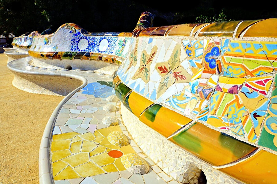 Terasta kullanılan renkli mozaikler ve seramik parçaları parkın hareketli atmosferine eşlik ediyor. 