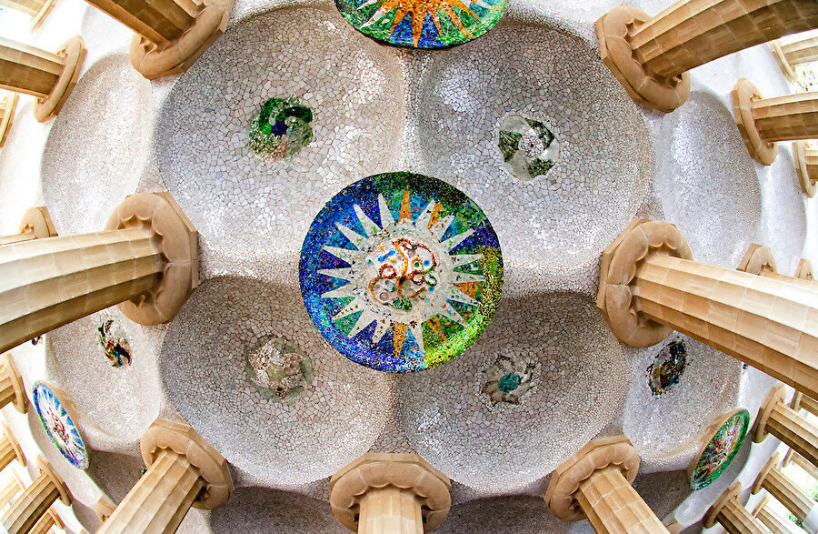 Güell Parkı'nın meydanını taşıyan Hipostil Salonu tavanında güneş mozaikleri bulunuyor.