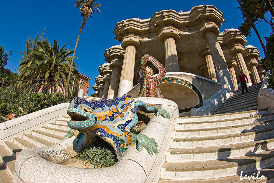 Parktaki en dikkat çeken eserlerden biri de rengarenk Ejderha heykeli, Barselona'nın simgesi olarak kabul ediliyor ve 