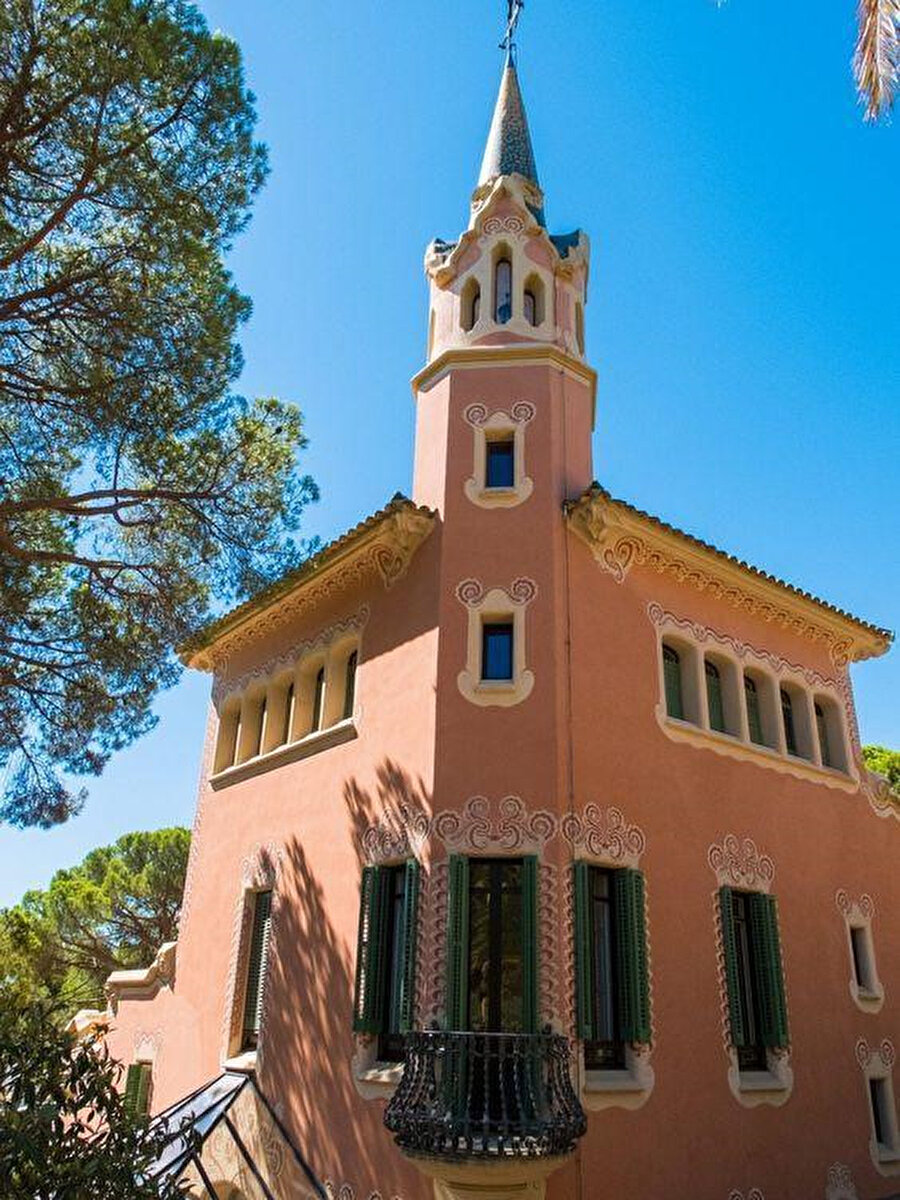 Gaudi’nin Evi, Casa Rosa (Pembe Ev) olarak da adlandırılıyor. 