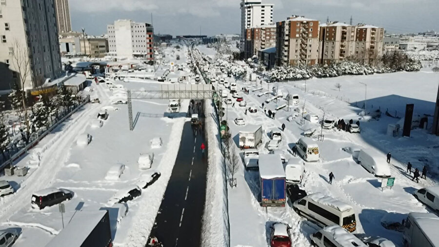 Yollar kapandı: İşçiler geceyi fabrikada geçirdi