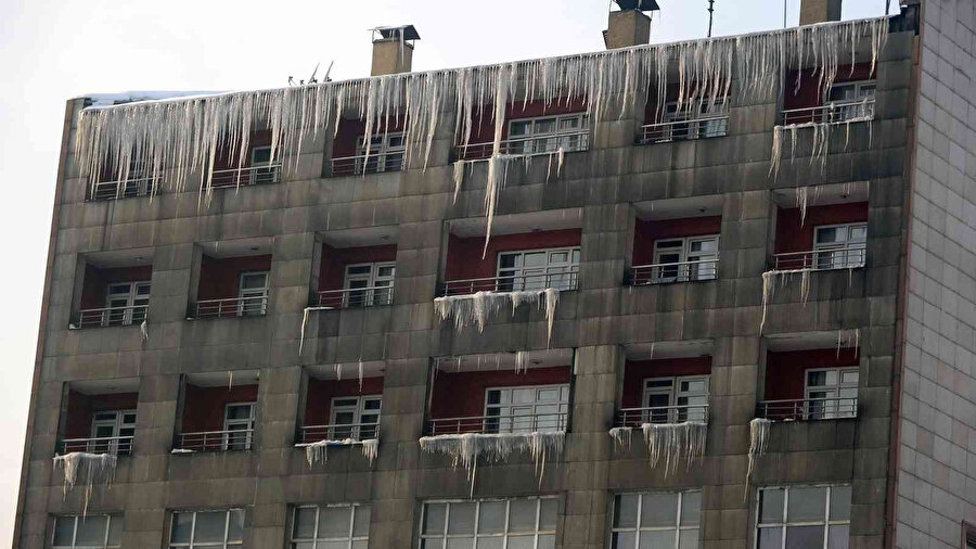 Sibirya'yı andıran görüntüler: Yüksekova buz kesti