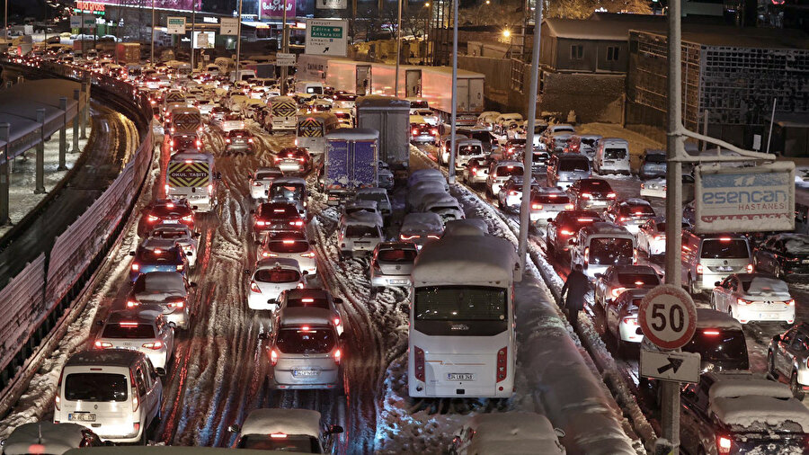 Birçok araç trafikte mahsur kaldı