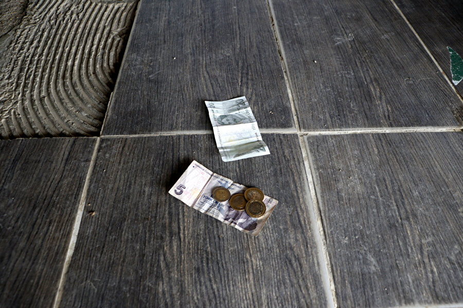 Açık unutulan marketten aldıkları ürünleri kameraya gösterip, ücretini bıraktılar