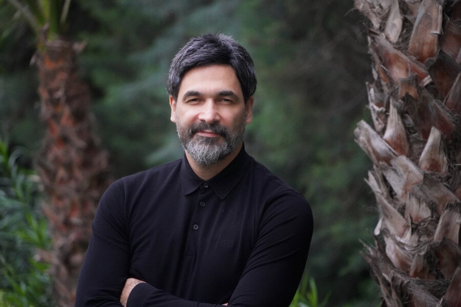 "Tartışma” eski dilde münazara. Yani nazar etme, karşılıklı bakış oluşturma... Son zamanlarda ise ezme, alt etme, aşağılama... Sen sen ol, Tartışma!