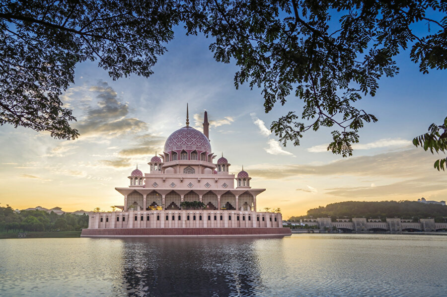 Uzakdoğu’nun nabzını tutan pembe dağ: Putra Camii