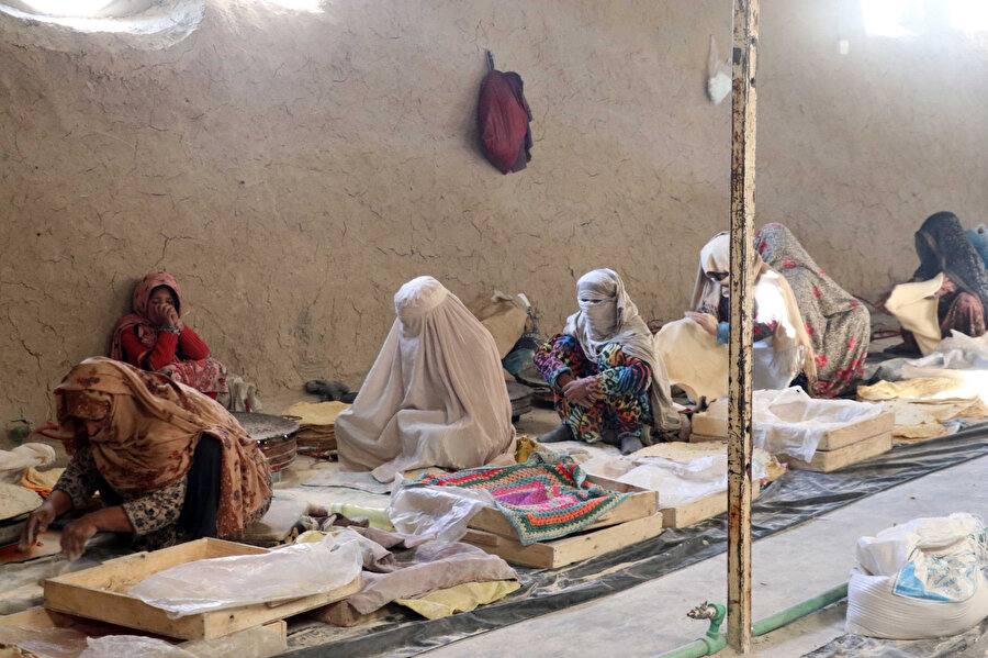 Kandahar’da bir firma 50 kadına iş verdi