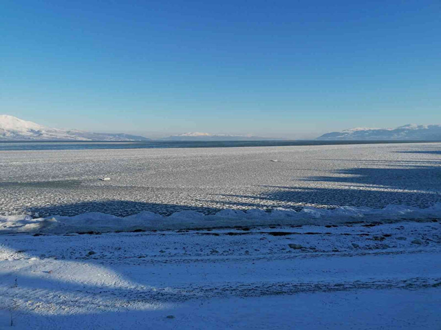 Türkiye'nin 4. büyük gölü Eğirdir buz tuttu